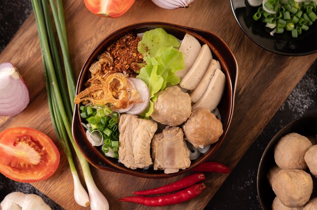 Guay Jap, polpette di carne, salsiccia di maiale vietnamita e osso di maiale, cibo tailandese.