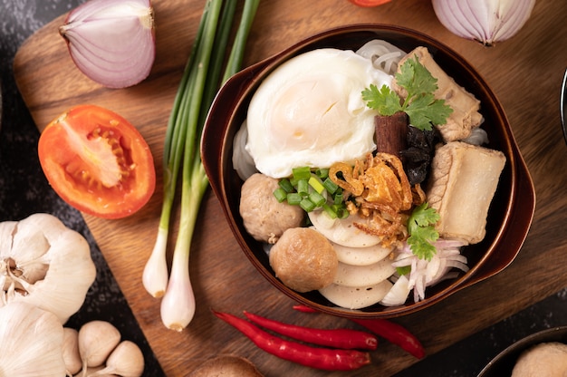 Guay Jap, polpette di carne, salsiccia di maiale vietnamita e un uovo fritto, cibo tailandese.