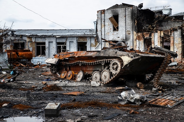 Guerra del carro armato danneggiato in ucraina