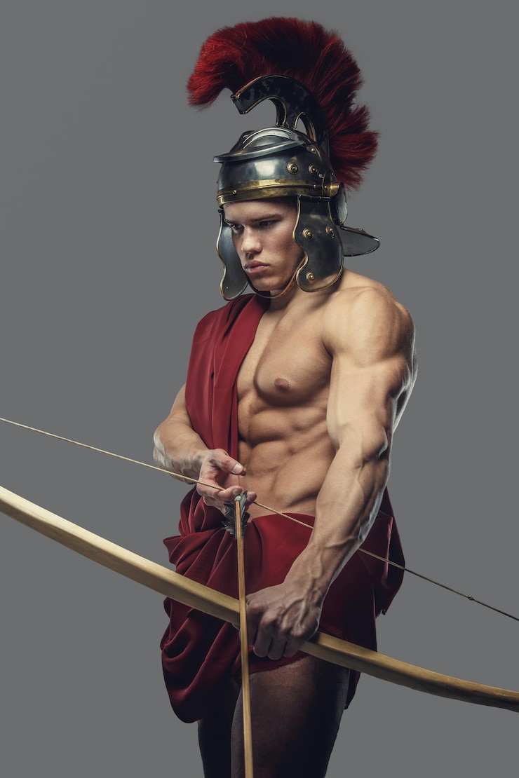 Foto gratuito guerriero romano con arco isolato su sfondo grigio.