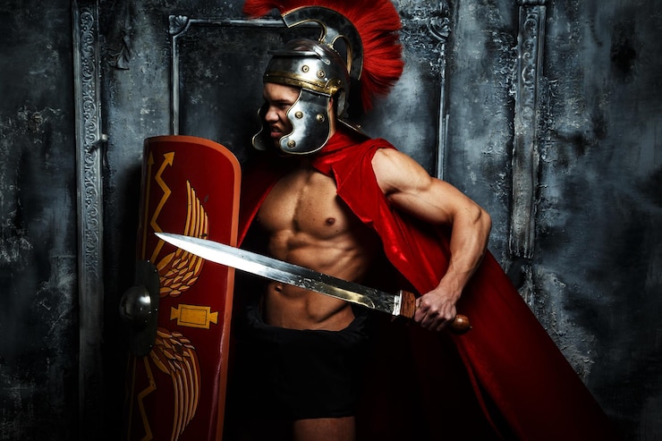 Foto gratuito guerriero romano con corpo muscoloso che tiene spada e scudo