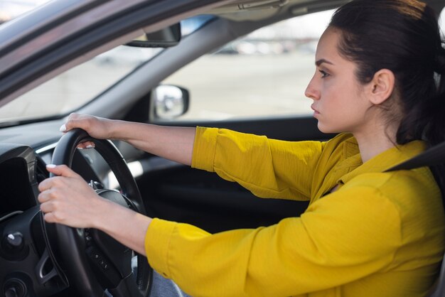 Guida sicura della donna di vista laterale