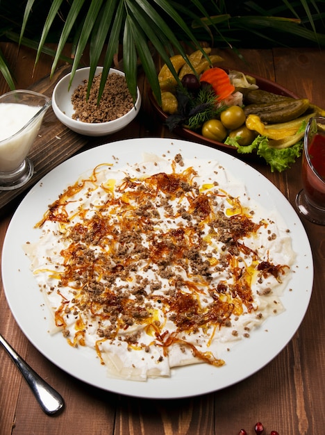 Guru azero Khingal - pasta caucasica con carne tritata fritta e cipolla.