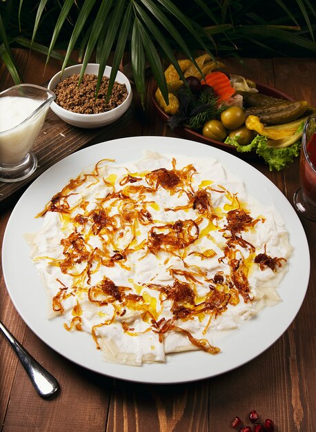 Guru dell&#39;Azerbaigian Khingal - pasta caucasica con carne e cipolla fritta.