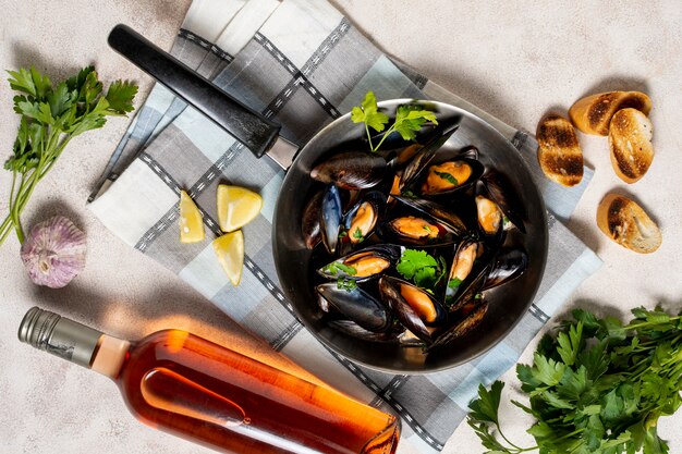 Gusci di cozze deliziosi con bottiglia di vino