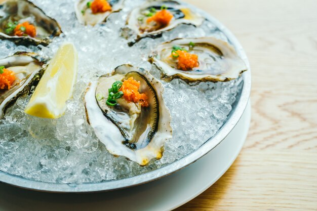 Guscio di ostrica crudo e fresco con limone