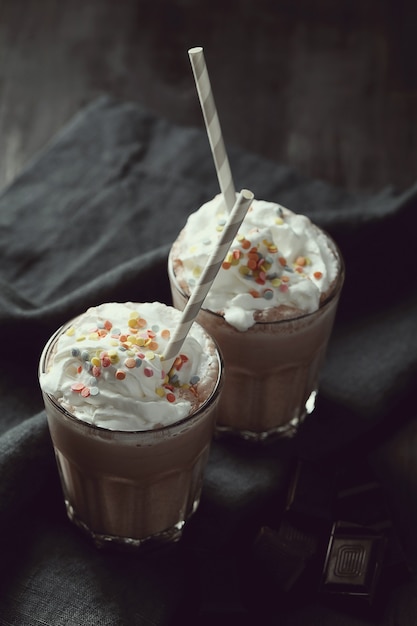 Gustosa bevanda milkshake con paglia