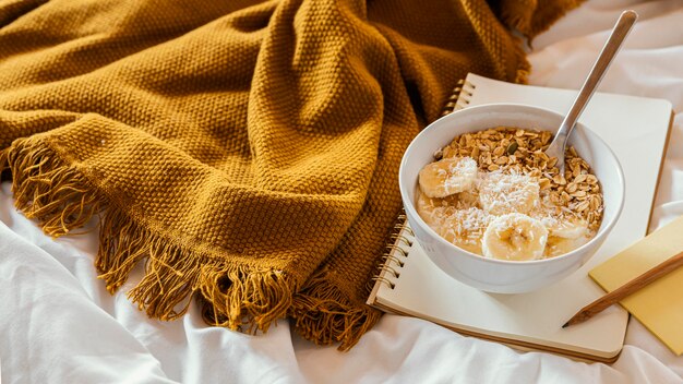 Gustosa colazione con cereali a letto