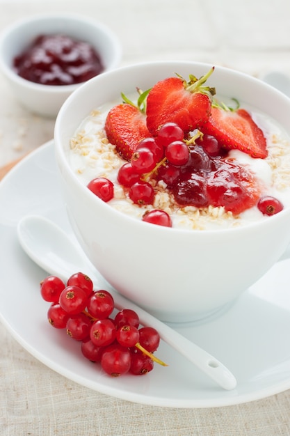 gustosa colazione con i cereali e fragole