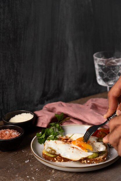 Gustosa colazione con panino all'uovo