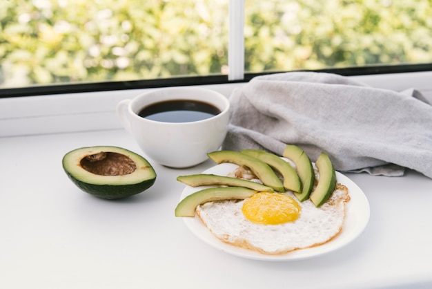 Gustosa colazione con uova e avocado