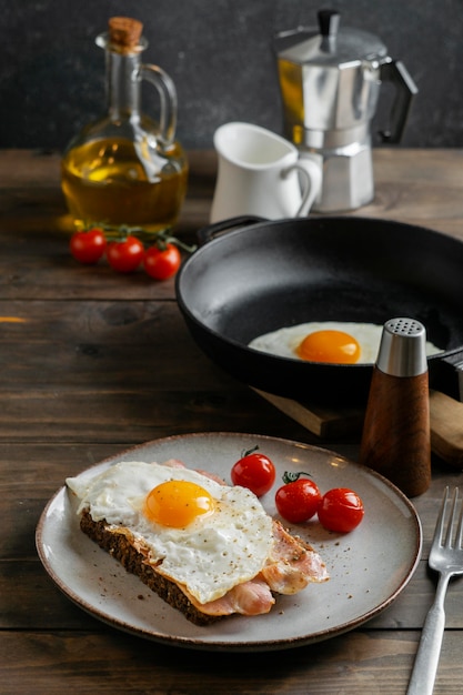 Gustosa colazione con uova e pancetta ad alto angolo