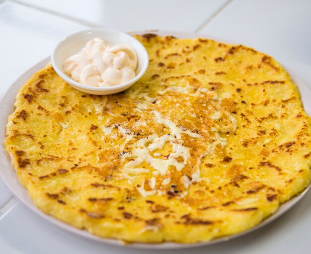 Gustosa deliziosa tortilla al formaggio con panna