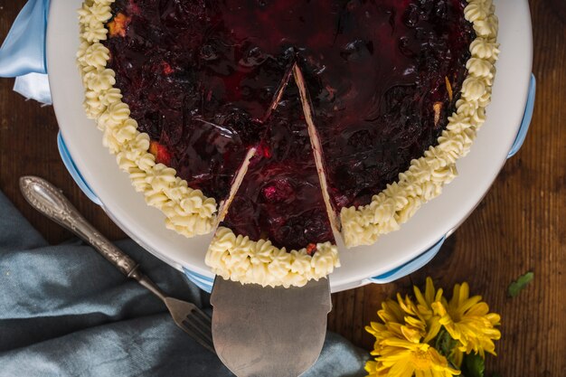 Gustosa fetta di torta distesa piatta