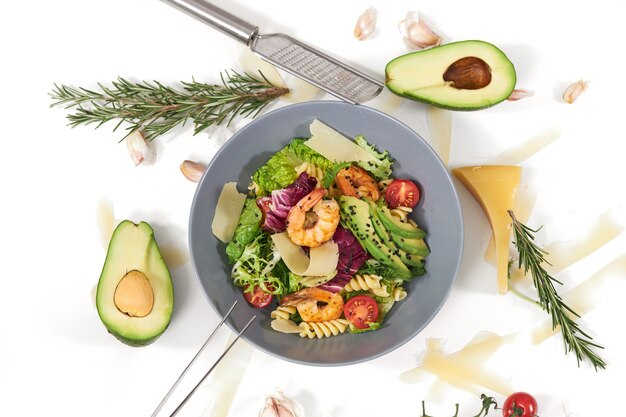 Gustosa insalata con pasta e con gustosi gamberettiavocado