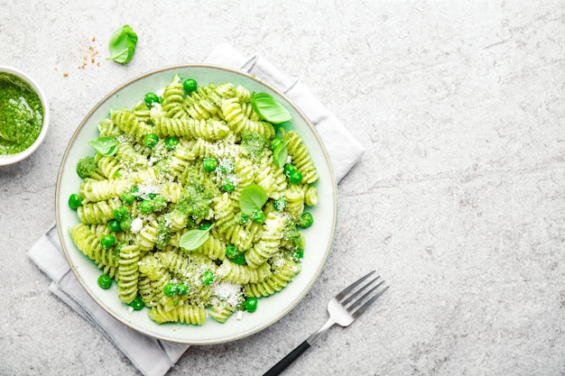 Gustosa pasta appetitosa con pesto sul piatto