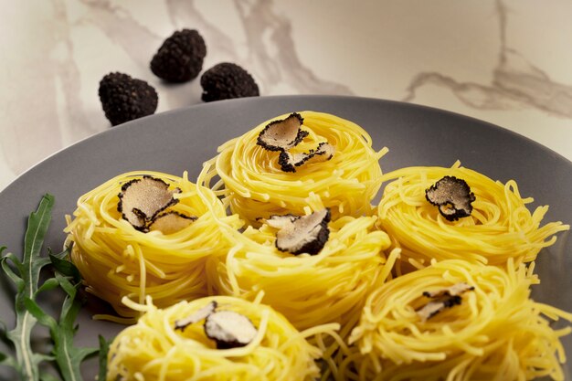 Gustosa pasta con tartufo alto angolo