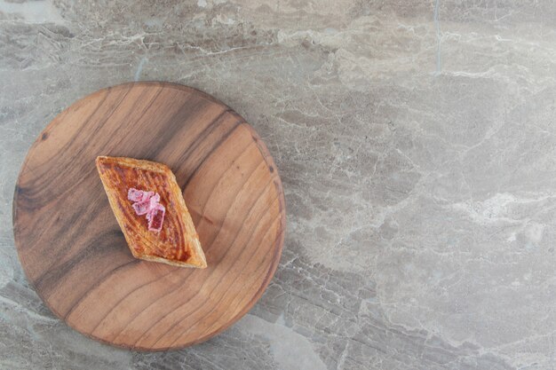 Gustosa pasticceria fatta in casa su tavola di legno