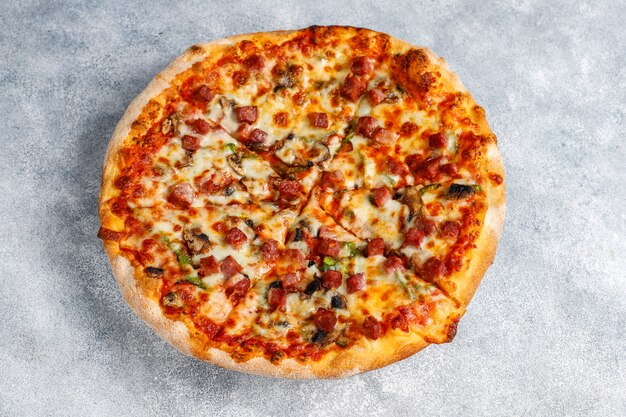 Gustosa pizza ai peperoni con funghi e spezie.