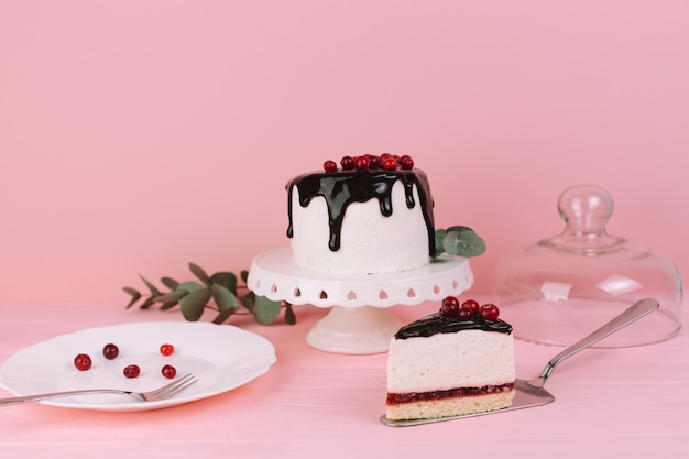 Gustosa torta con frutti di bosco