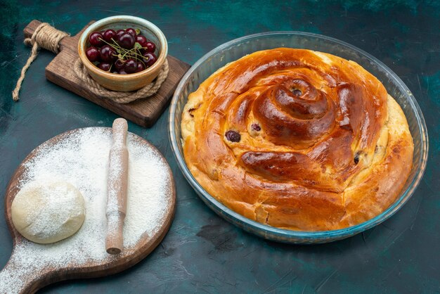 gustosa torta di ciliegie con farina di pasta e amarene fresche su fondo scuro