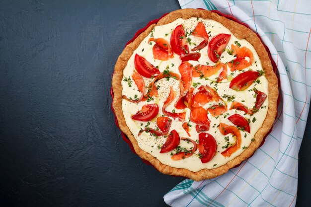 Gustosa torta sul piatto Copia spazio.