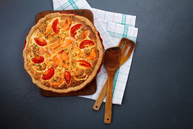 Gustosa torta sul piatto Copia spazio.