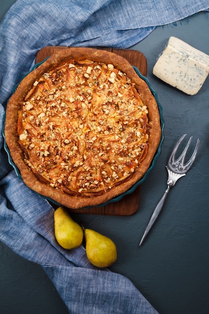 Gustosa torta sul piatto. Da sopra.