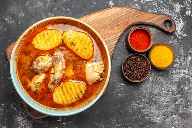 Gustosa zuppa di pollo con patate