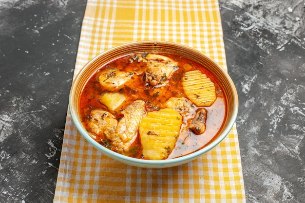 Gustosa zuppa di pollo con patate