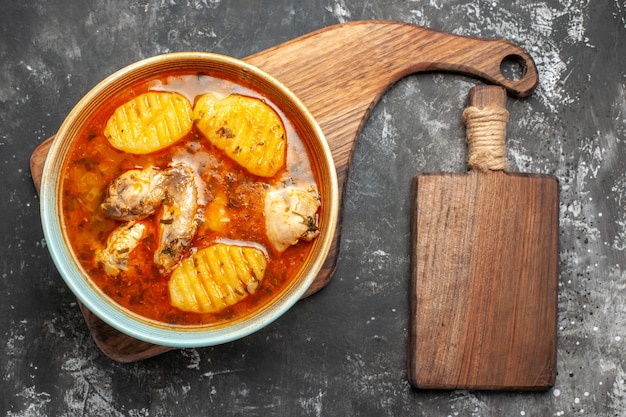 Gustosa zuppa di pollo con patate