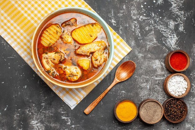 Gustosa zuppa di pollo con patate