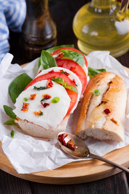 Gustose baguette con mozzarella su un piatto