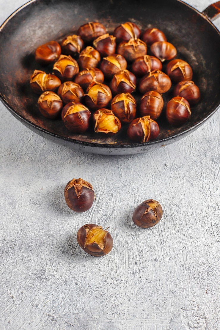Foto gratuito gustose castagne biologiche arrostite.