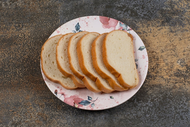 Gustose fette di pane bianco sul piatto colorato