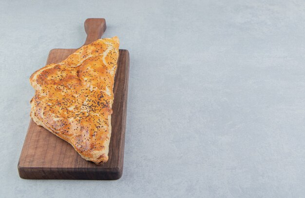 Gustose paste al formaggio su tavola di legno.