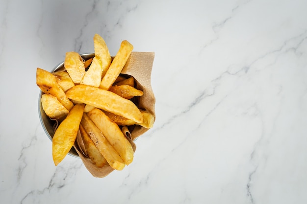 Gustose patatine fritte su fondo di marmo