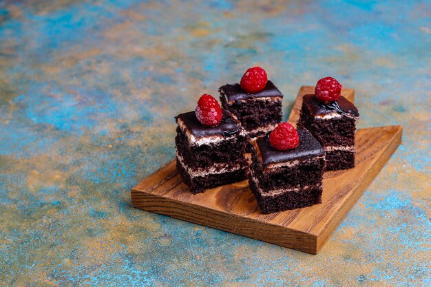 Gustose torte mini al cioccolato fatte in casa, vista dall'alto