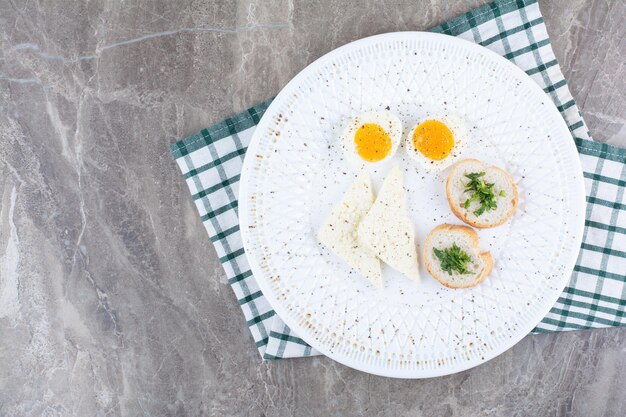 Gustose uova sode con spezie e pane sulla tovaglia. Foto di alta qualità