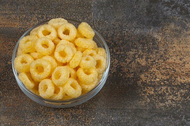 Gustosi anelli di cereali in una ciotola di vetro.