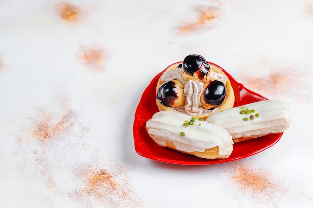 Gustosi bignè al pistacchio fatti in casa con cioccolato bianco.