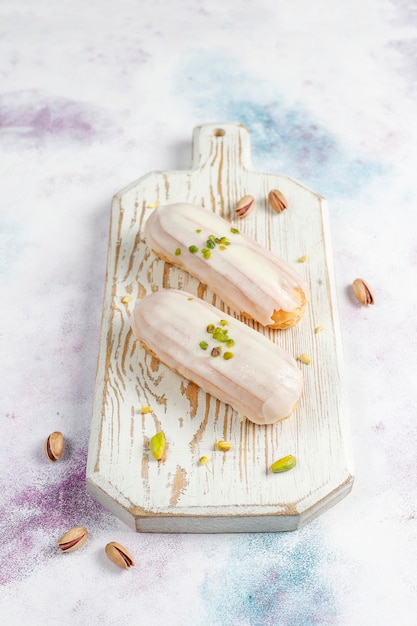 Gustosi bignè al pistacchio fatti in casa con cioccolato bianco.