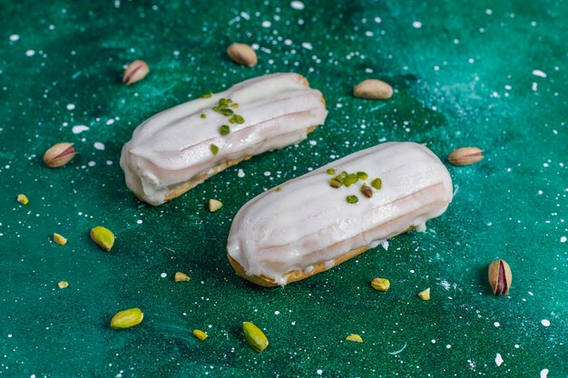 Gustosi bignè fatti in casa al pistacchio con cioccolato bianco.