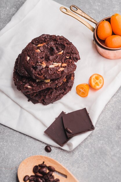 Gustosi biscotti al cioccolato su un asciugamano bianco