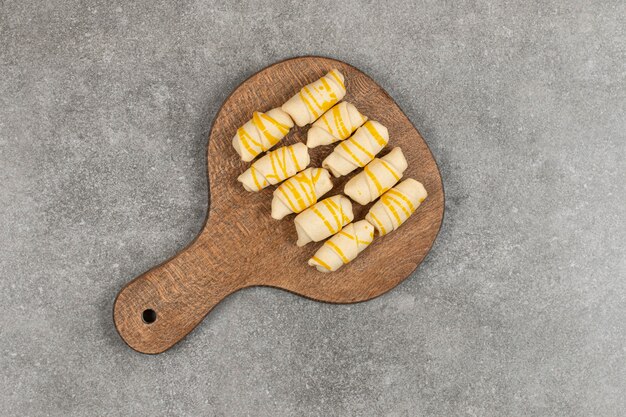 Gustosi biscotti con glassa su tavola di legno.