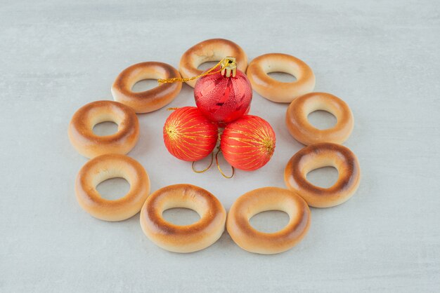 Gustosi biscotti dolci rotondi con palle di Natale rosse su backround bianco. Foto di alta qualità