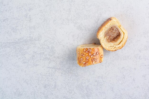 Gustosi biscotti dolci su sfondo grigio. Foto di alta qualità