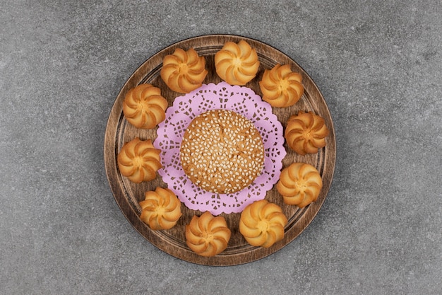 Gustosi biscotti dolci su tavola di legno.