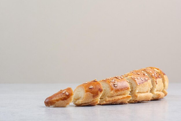 Gustosi biscotti fatti in casa su fondo beige. Foto di alta qualità