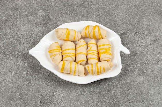 Gustosi biscotti fatti in casa su piatto a forma di foglia